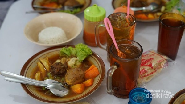 Salah satu makanan lokal yang mengadaptasi makanan Eropa. Selat Solo, pas di lidah kita. Daging sapi cincang, telor olahan, sayuran dan kuah dengan bumbu lokal Indonesia ditambah es teh Salah satu makanan lokal yang mengadaptasi makanan Eropa. Selat Solo, pas di lidah kita. Daging sapi cincang, telor olahan, sayuran dan kuah dengan bumbu lokal Indonesia ditambah es teh