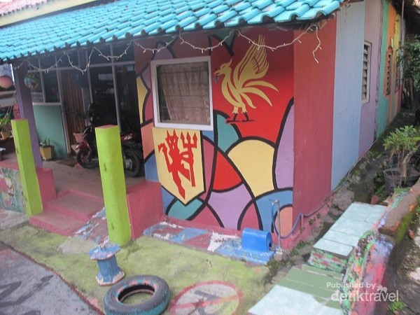 beraneka warna dan lukisan menghiasi rumah warga