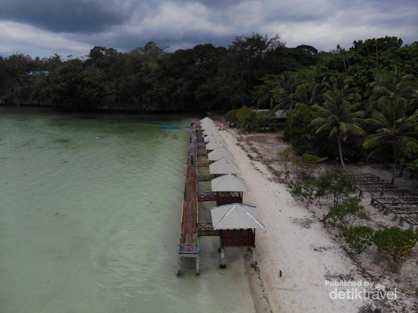 di salah satu sisi pantai Ohoideer ada gazebo yang berbentuk panggung tempat kita menikmati pantai sembari bersantai di salah satu sisi pantai Ohoideer ada gazebo yang berbentuk panggung tempat kita menikmati pantai sembari bersantai