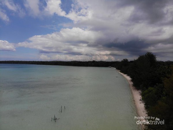 Pantai Ohoideer seperti teluk dan berpasir putih. Ini adalah salah satu sisi pantai Ohoideer. Ini adalah sisi sebelah kanan menghadap pantai Pantai Ohoideer seperti teluk dan berpasir putih. Ini adalah salah satu sisi pantai Ohoideer. Ini adalah sisi sebelah kanan menghadap pantai