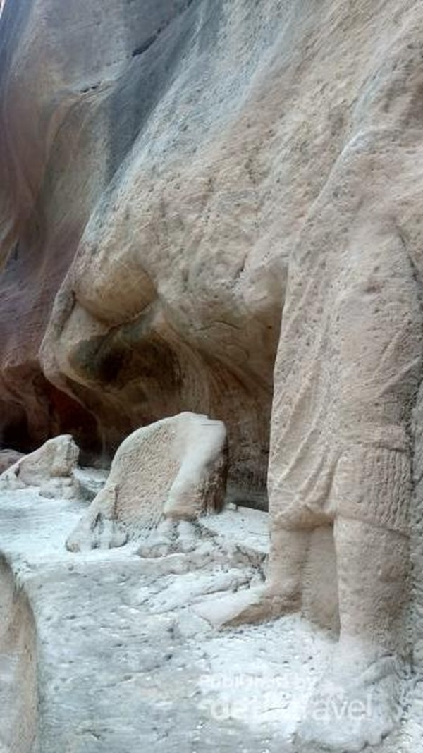 Udara di Petra sangat sejuk dan sejauh mata memandang, terdapat pahatan-pahatan batu yang terancang dengan arsitektur bernilai tinggi.