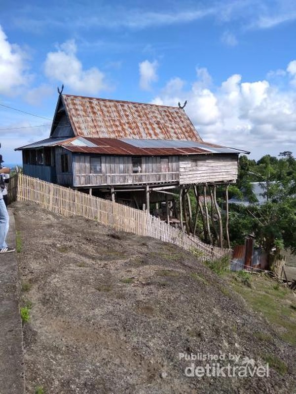 Sementara tiang penyangga rumah bagian depan tingginya sekitar 2-4 meter. Hal tersebut dikarenakan topografinya berbukit atau tidak rata, berada sekitar 500 MDPL, serta jenis tanahnya berupa batuan karang. Sementara tiang penyangga rumah bagian depan tingginya sekitar 2-4 meter. Hal tersebut dikarenakan topografinya berbukit atau tidak rata, berada sekitar 500 MDPL, serta jenis tanahnya berupa batuan karang.