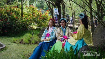 Gadis Berpakaian Hanbok Ini Bukan di Korea, Tapi di Lembang