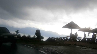 Gagahnya Danau Maninjau di Sumatera Barat