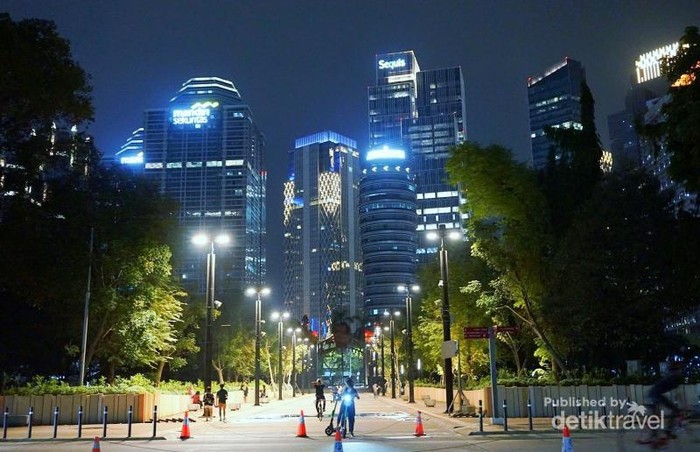 GBK Senayan Saat Malam, Cantik Ya!
