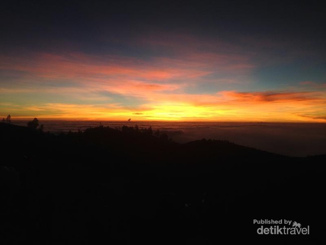 Hati Dicuri Matahari Terbit di Gunung Prau