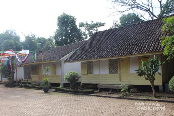 Rumah adat masyarakat Kampung Pulo yang terdapat di bagian depan sebelum memasuki Candi Cangkuang.
