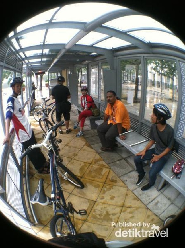 Hujan-hujanan Gowes Sepeda di Malaysia