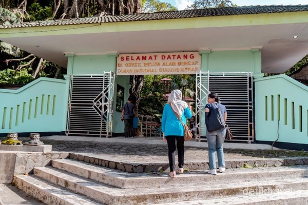 Pintu masuk TN Gunung Merapi, untuk masuk ke area TN Gunung Merapi pengunjung dikenakan tiket masuk seharga Rp 8.500 per orang Pintu masuk TN Gunung Merapi, untuk masuk ke area TN Gunung Merapi pengunjung dikenakan tiket masuk seharga Rp 8.500 per orang