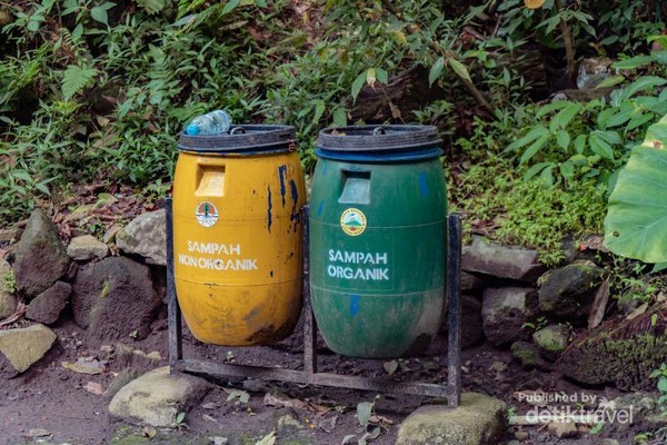 Di setiap sudutnya sudah tersedia tempat sampah yang sudah dipilah berdasarkan sifat dari sampat tersebut Di setiap sudutnya sudah tersedia tempat sampah yang sudah dipilah berdasarkan sifat dari sampat tersebut