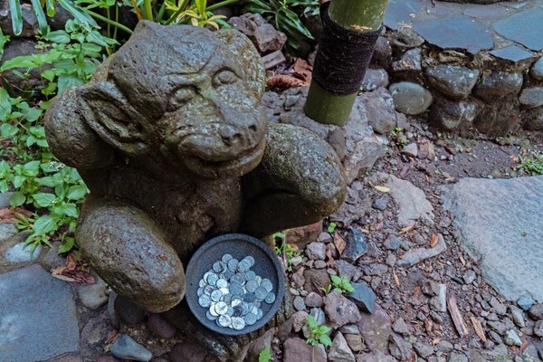 Pemandangan menarik di dalam TN Gunung Merapi, terdapat patung berbagai rupa di setiap sudut dengan sesajian berupa koin dari pengunjung yang datang Pemandangan menarik di dalam TN Gunung Merapi, terdapat patung berbagai rupa di setiap sudut dengan sesajian berupa koin dari pengunjung yang datang