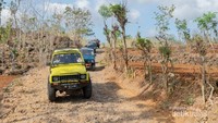 Jeep menuju pantai Timang melewati trek bebatuan dengan kontur jalan yang naik-turun