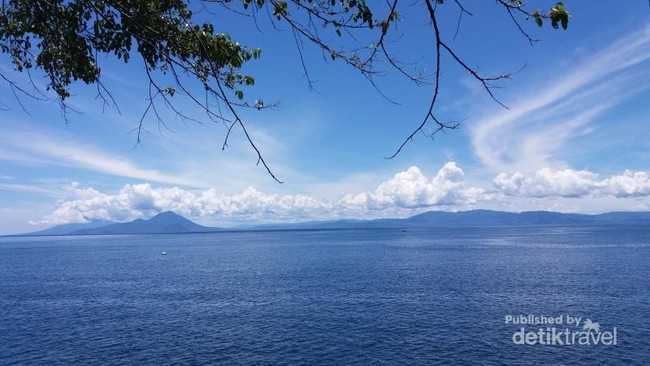 Inilah Pantai Sebening Kaca di Ternate