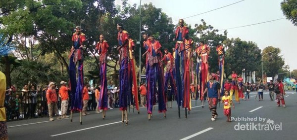 Sekelompok pemuda dengan trampil berjalan dengan menggunakan alat bantu sejenis enggrang turut meramaikan karnaval. Sekelompok pemuda dengan trampil berjalan dengan menggunakan alat bantu sejenis enggrang turut meramaikan karnaval.