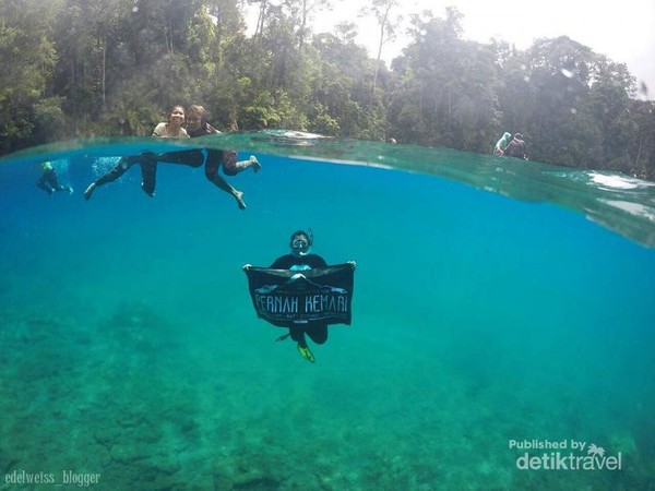 Jangan Iri Lihat  Danau Labuan Cermin  Ini