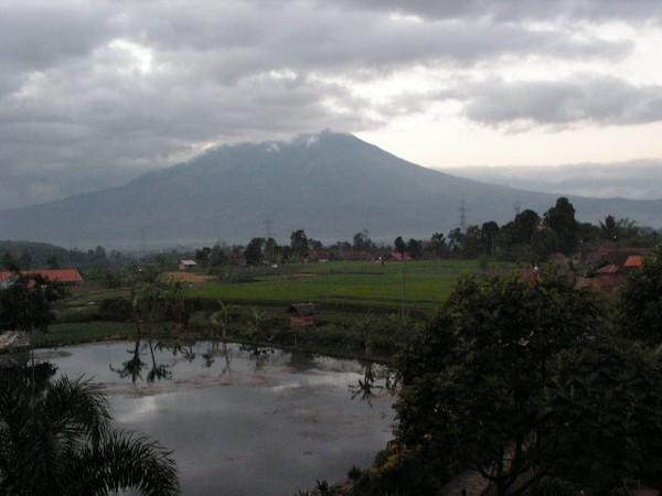 Kampung Sampireun Mewahnya Perkampungan Sunda di Garut 