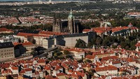 St. Vitus Cathedral tampak dari kejauhan