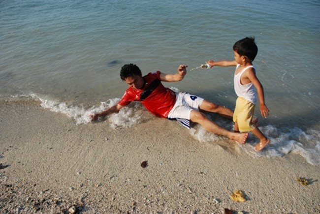 Kebersamaan di Pantai Mutun