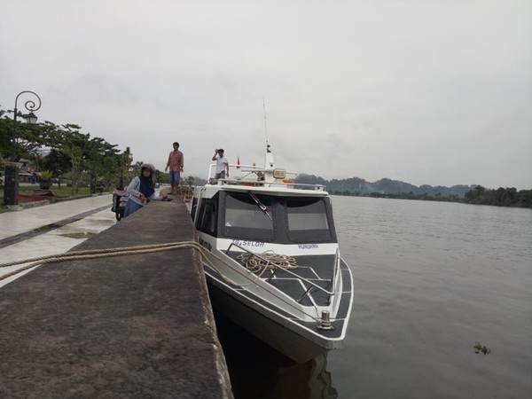 Speed boat yang bersandar di tepi sungai.