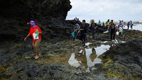 Warga bersiap untuk pulang dengan membawa hasil tangkapannya.