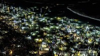 Cahaya lampu milik warga yang turun berburu membuat lautan tampak menyala.