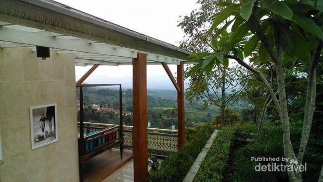 Kembali Ke Tempo Dulu Lewat Resto di Bandung