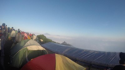 Kemping di Gunung Andong, Serasa di Pasar Saja