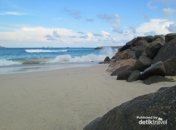 Kemping Seru di Pantai Tambakrejo, Blitar