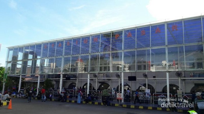 Keramaian Pasar Senen, Stasiun Favorit Para Backpacker