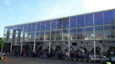 Keramaian Pasar Senen, Stasiun Favorit Para Backpacker