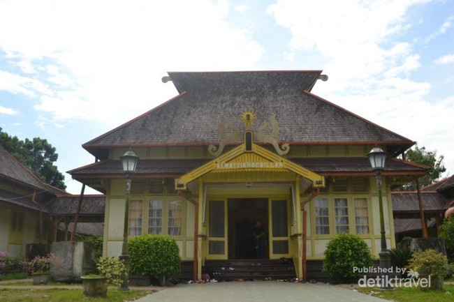 Keraton Tak Cuma di Yogya, Sambas Juga Punya