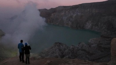Kisah Pilu Penambang Belerang di Kawah Ijen