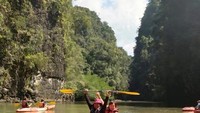 PEMBERHENTIAN SELANJUTNYA ADALAH CANYON YANG MERUPAKAN SPOT FOTO TERBAIK. SATU PERAHU KAYAK BISA DIISI HINGGA 3 ORANG