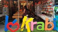 SALAH SATU KIOS YANG ADA DI PASAR MALAM KRABI. MAU MENCOBA JAJANAN KAKI LIMA ? PASAR MALAM TEMPATNYA !