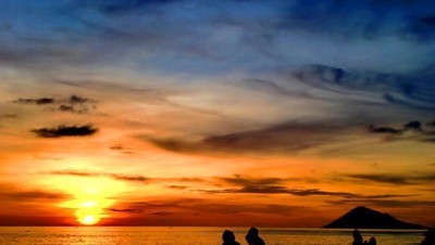 Langit Senja yang Fantastis di Pesisir Manado