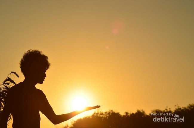 Lentera Merah di Gumuk Pasir Yogyakarta