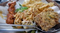 LONTONG PECEL KAWI + SATE KOMO + MENJES KACANG