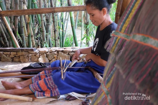 Liburan Sambil Belajar Menenun Kain Khas Sumba