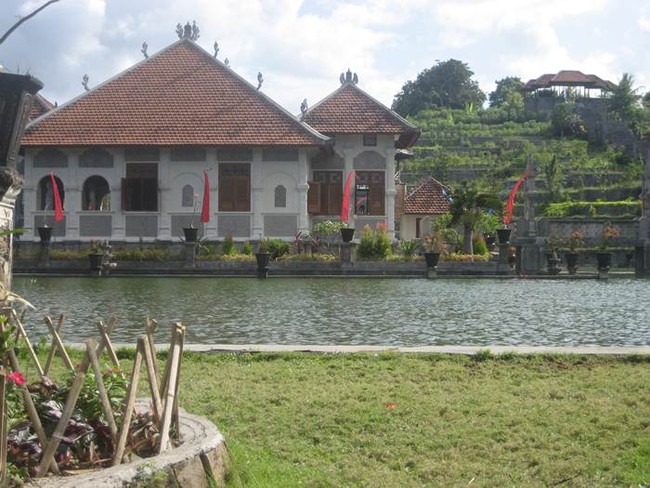 Lupakan Lelah di Taman Ujung Sukasada dan Bale Kambang