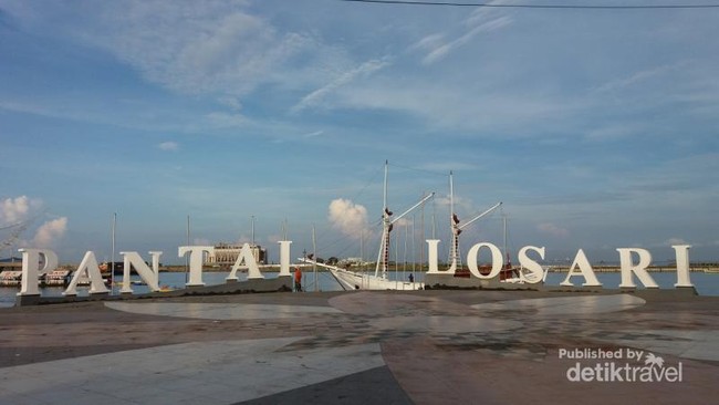 Lupakan Losari, Pantai Keren di Makassar Ini Punya Sunset Dahsyat
