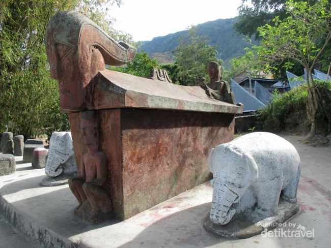 Makam Batu dan Ritual Pemanggil Hujan