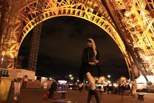 Malam Narsis di Paris, Menara Eiffel Tempatnya