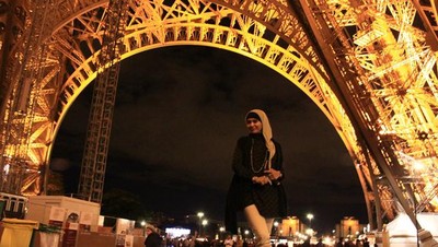 Malam Narsis di Paris, Menara Eiffel Tempatnya