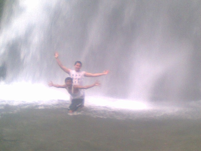 Mandi Sambil Refleksi di Curug Cibeureum