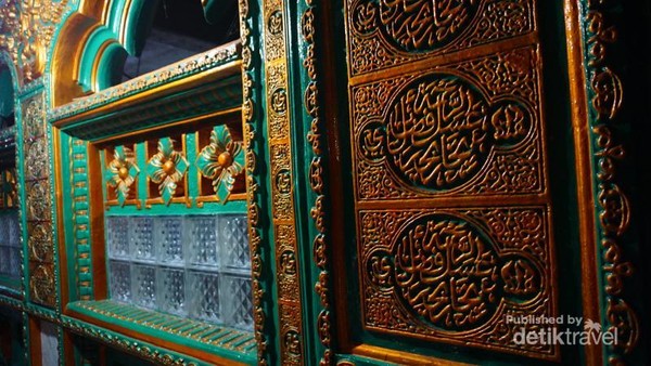 Detail bangunan bertuliskan kaligrafi yang dibuat oleh para santri menghiasi tiap dinding dan langit bangunan ini. Detail bangunan bertuliskan kaligrafi yang dibuat oleh para santri menghiasi tiap dinding dan langit bangunan ini.