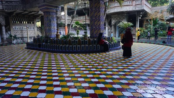 Meski merupakan tempat menimba ilmu keagamaan, namun tempat ini terbuka untuk umum. Bahkan terdapat lantai khusus yang menjual makanan dan berbagai barang yang dikelola oleh santri. Meski merupakan tempat menimba ilmu keagamaan, namun tempat ini terbuka untuk umum. Bahkan terdapat lantai khusus yang menjual makanan dan berbagai barang yang dikelola oleh santri.