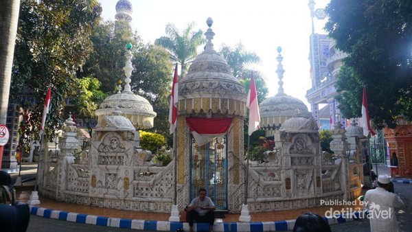 Untuk berkunjung ketempat ini tidak diperlukan biaya masuk, cukup melapor ke bagian administrasi. Santri disinipun dengan senang hati memandu para pengunjung mengelilingi tiap ruangan ditempat ini. Untuk berkunjung ketempat ini tidak diperlukan biaya masuk, cukup melapor ke bagian administrasi. Santri disinipun dengan senang hati memandu para pengunjung mengelilingi tiap ruangan ditempat ini.