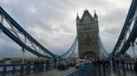 Warna biru dan abu-abu mendominasi bangunan yang melintasi Sungai Thames ini