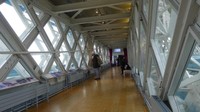 Lorong di atas jembatan yang juga menampilkan sejarah Tower Bridge dan jembatan lain di dunia