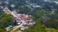 Kota Maubisse terletak di lembah yang dikelilingi gunung-gunung tinggi